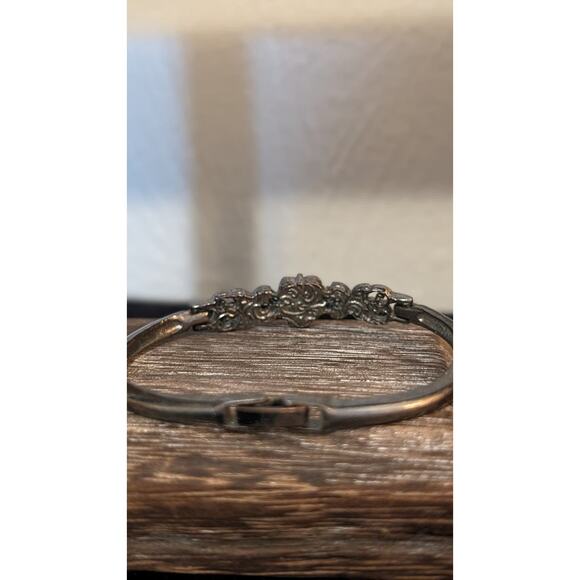 Vintage Floral Crystal Fold Over Clasp Three Piece Bangle Bracelet - Picture 3 of 8